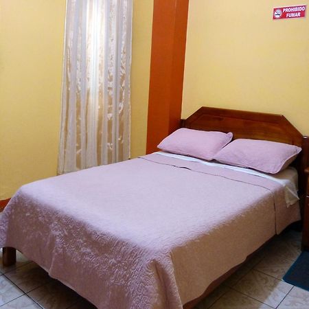 פוארטו בקריסו מורנו Hostal Leon Dormido מראה חיצוני תמונה