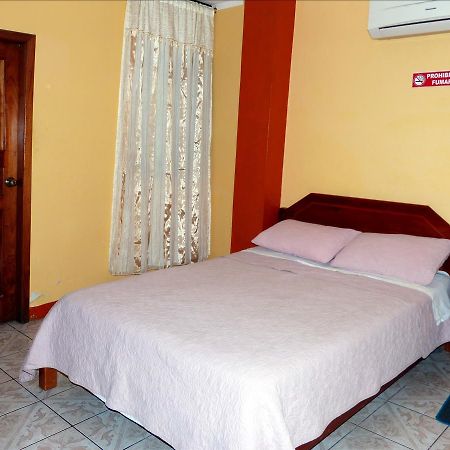 פוארטו בקריסו מורנו Hostal Leon Dormido מראה חיצוני תמונה