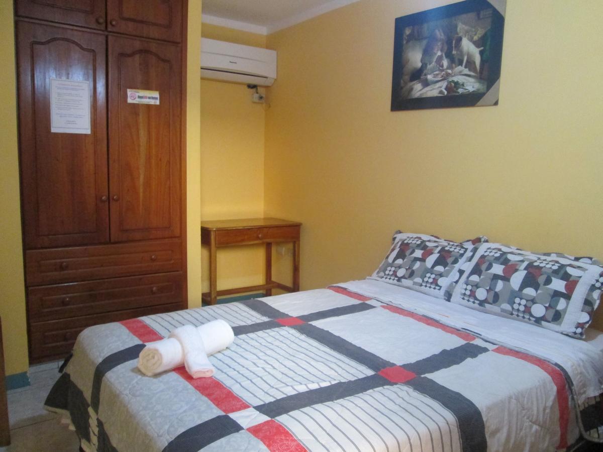 פוארטו בקריסו מורנו Hostal Leon Dormido מראה חיצוני תמונה