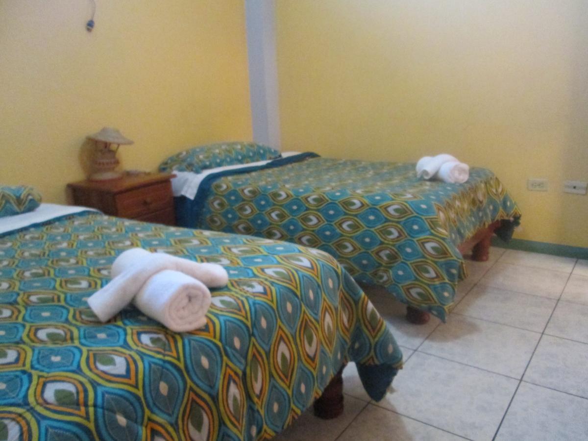 פוארטו בקריסו מורנו Hostal Leon Dormido מראה חיצוני תמונה