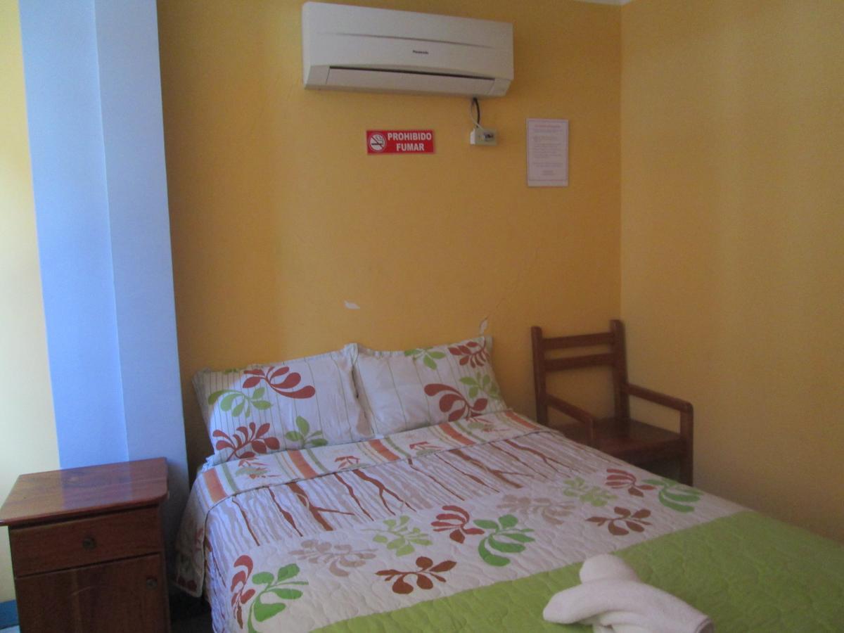 פוארטו בקריסו מורנו Hostal Leon Dormido מראה חיצוני תמונה