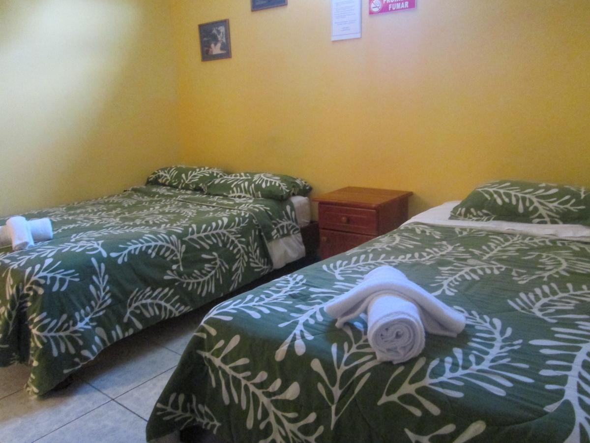 פוארטו בקריסו מורנו Hostal Leon Dormido מראה חיצוני תמונה