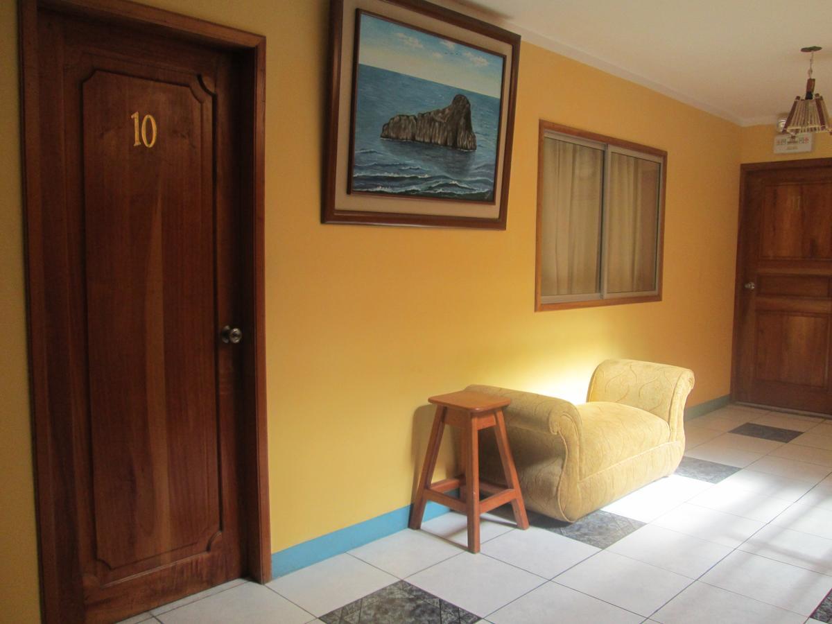 פוארטו בקריסו מורנו Hostal Leon Dormido מראה חיצוני תמונה