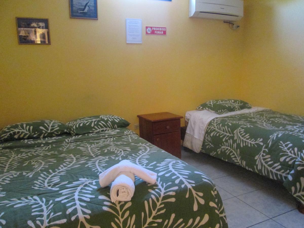 פוארטו בקריסו מורנו Hostal Leon Dormido מראה חיצוני תמונה