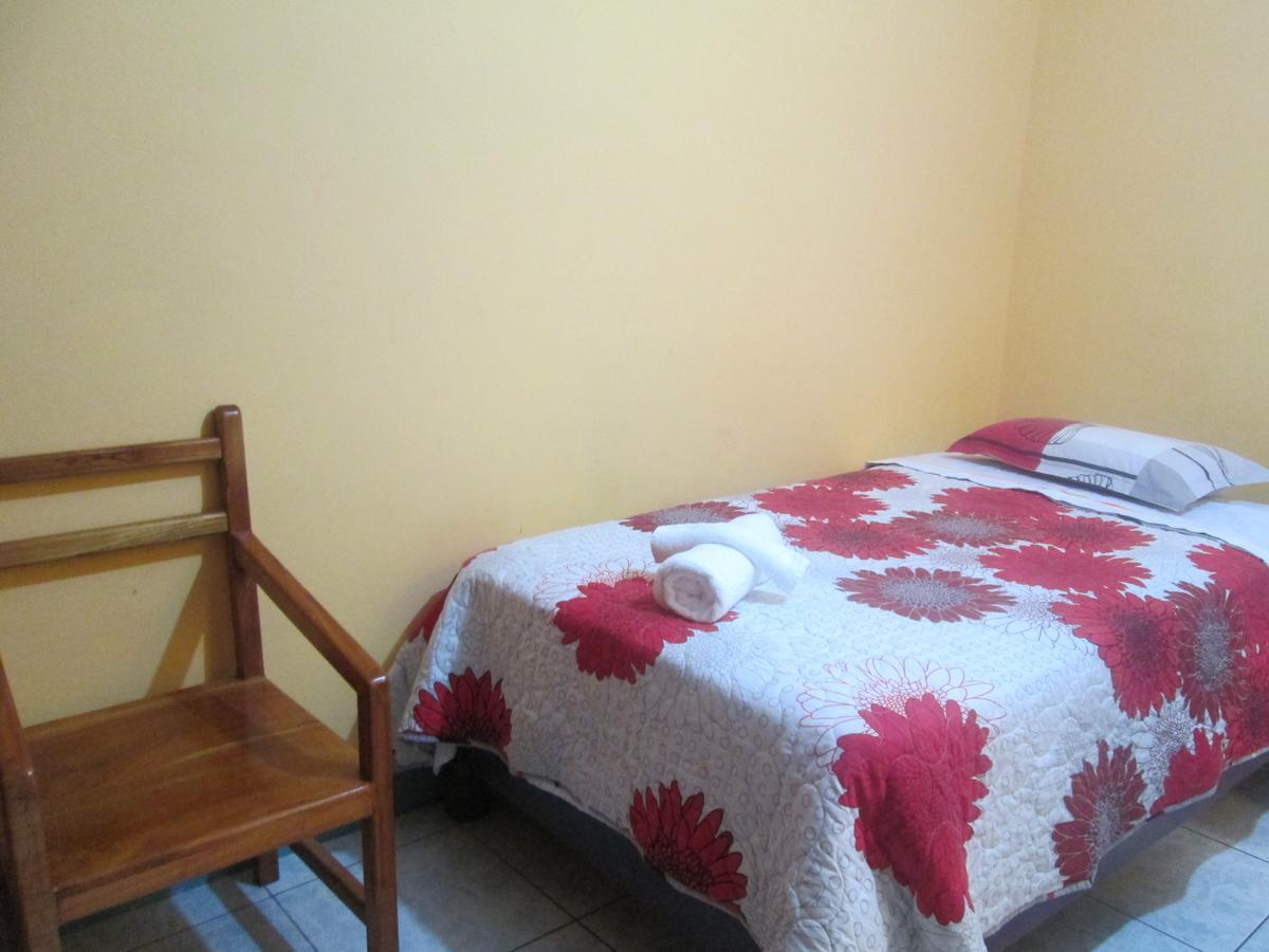 פוארטו בקריסו מורנו Hostal Leon Dormido מראה חיצוני תמונה