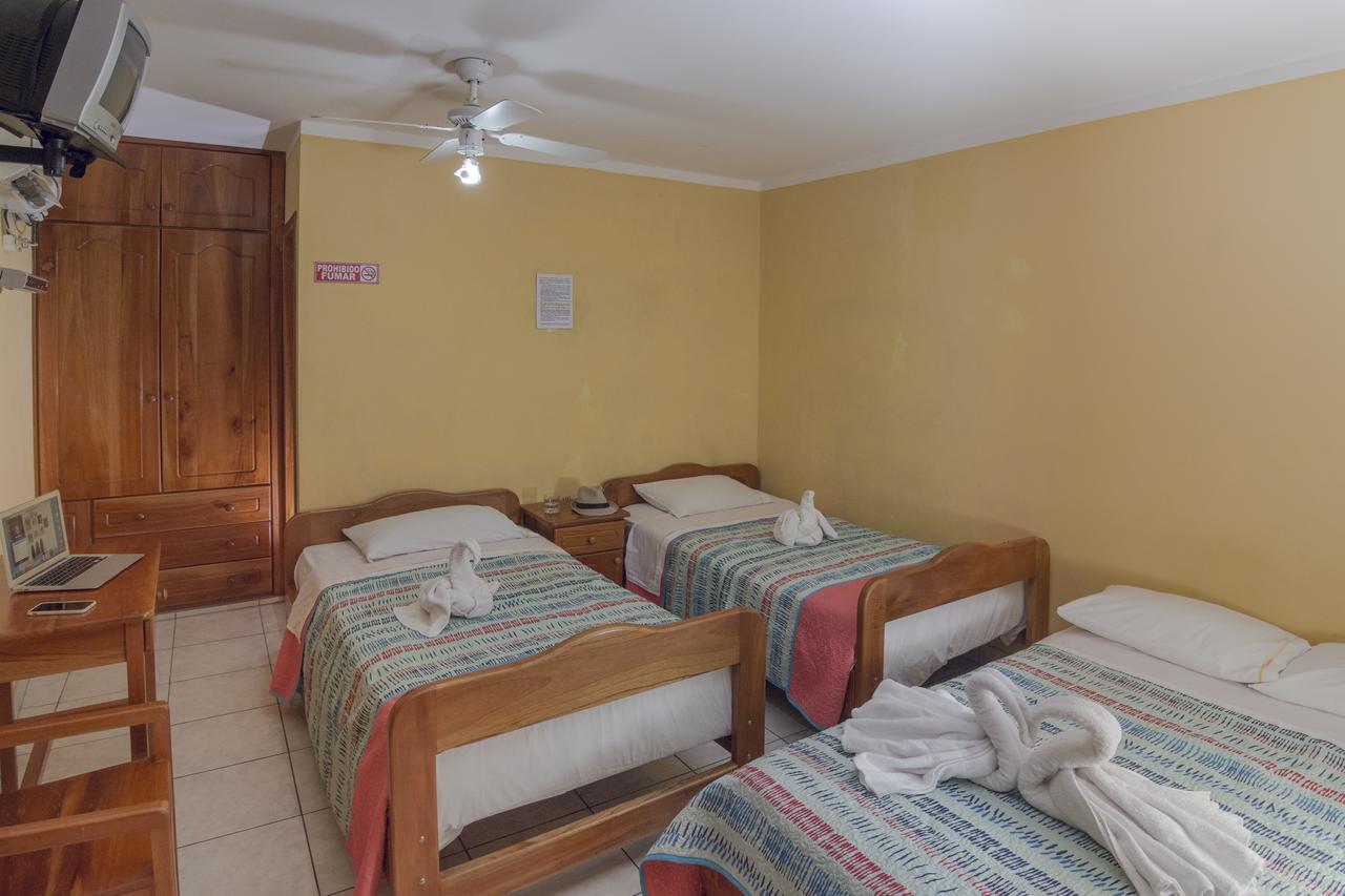 פוארטו בקריסו מורנו Hostal Leon Dormido מראה חיצוני תמונה