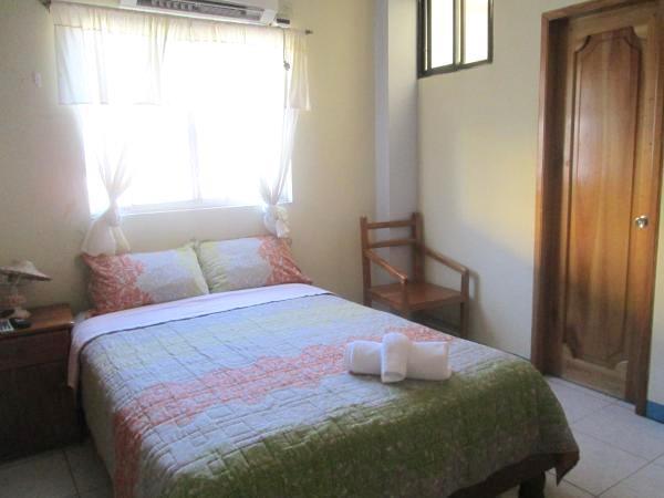 פוארטו בקריסו מורנו Hostal Leon Dormido מראה חיצוני תמונה