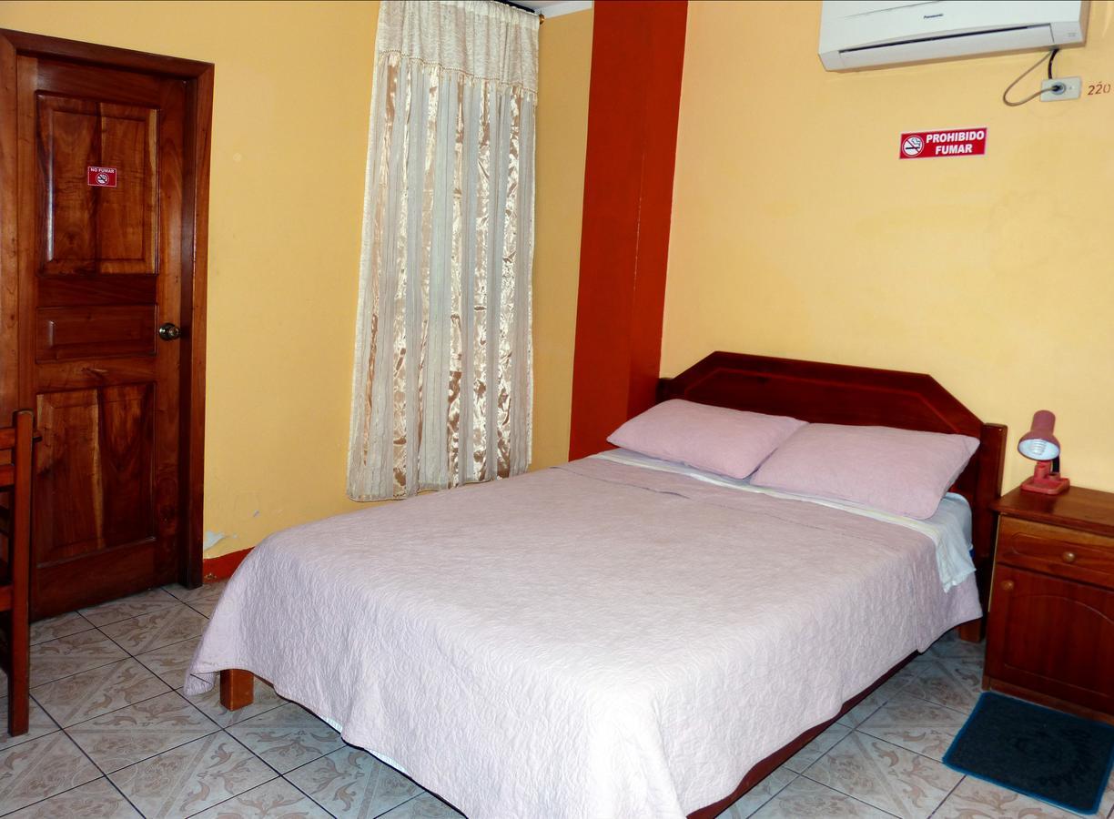 פוארטו בקריסו מורנו Hostal Leon Dormido מראה חיצוני תמונה